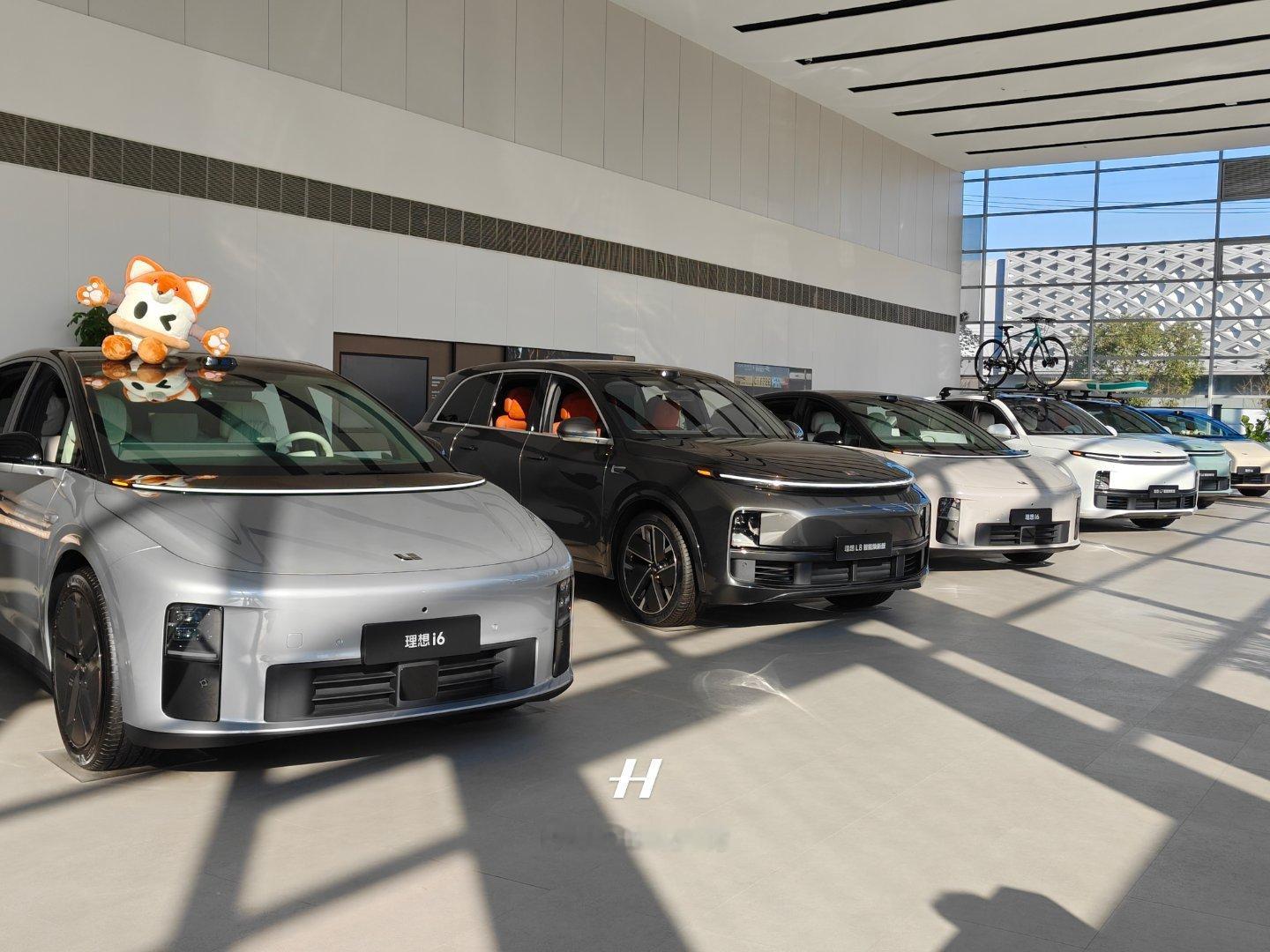 一早来保养，第一次起来这种综合服务店，零售、保养、维修一体，环境好的离谱。