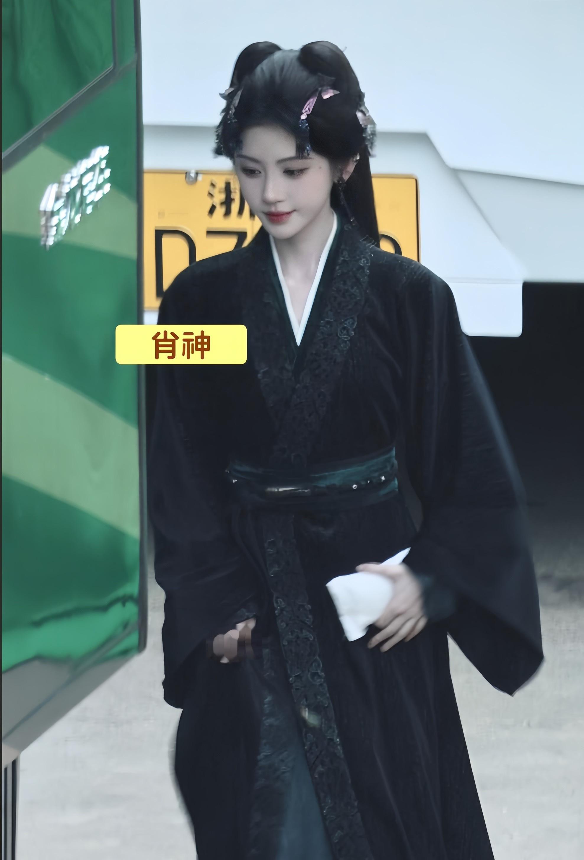 醒了，睡醒就刷到这个黑色猫猫头，爽之鞠婧祎苏绿夏 🤤 