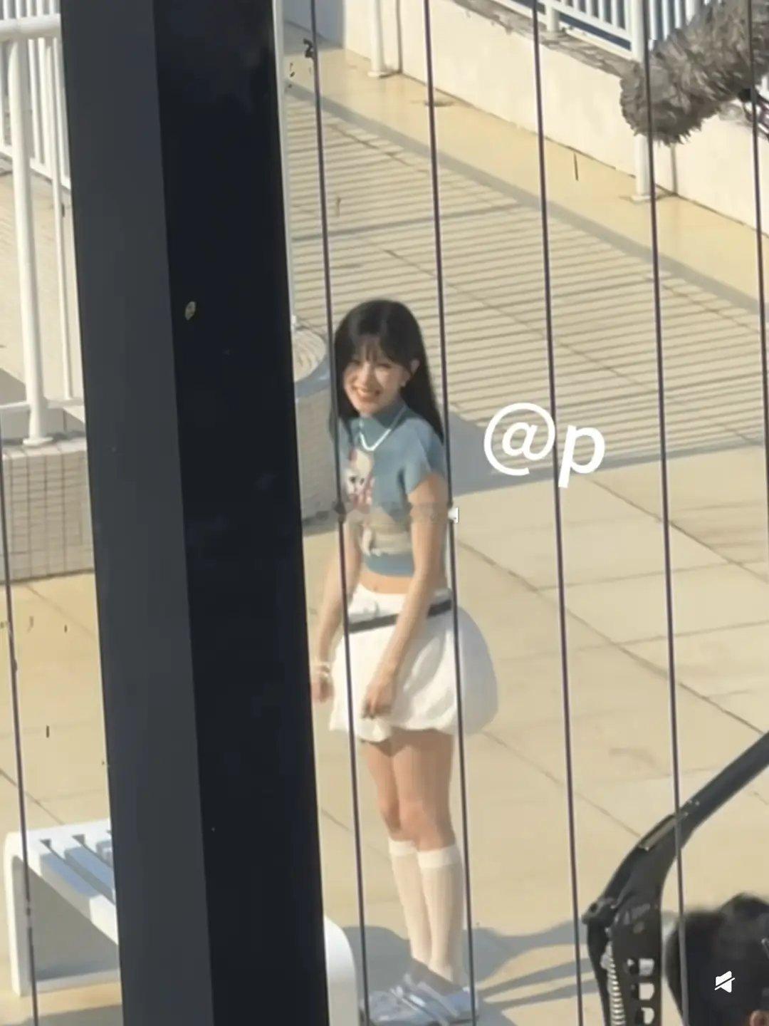 黑发回归！宋雨琦线下被偶遇，本人脸好小好瘦，完全是青春美少女！！！！！！ 