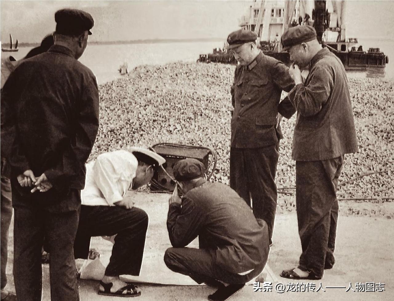 1977年7月8日，钱学森在中国航天远洋测量船基地听取有关部门关于码头建设方案的