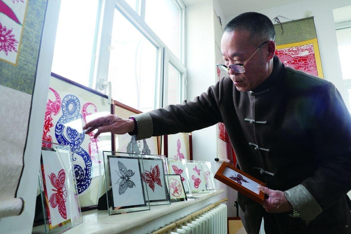 剪纸 既是民间传统工艺，也是国家级非物质文化产品。海金宝，是内蒙古兴安盟的海氏剪