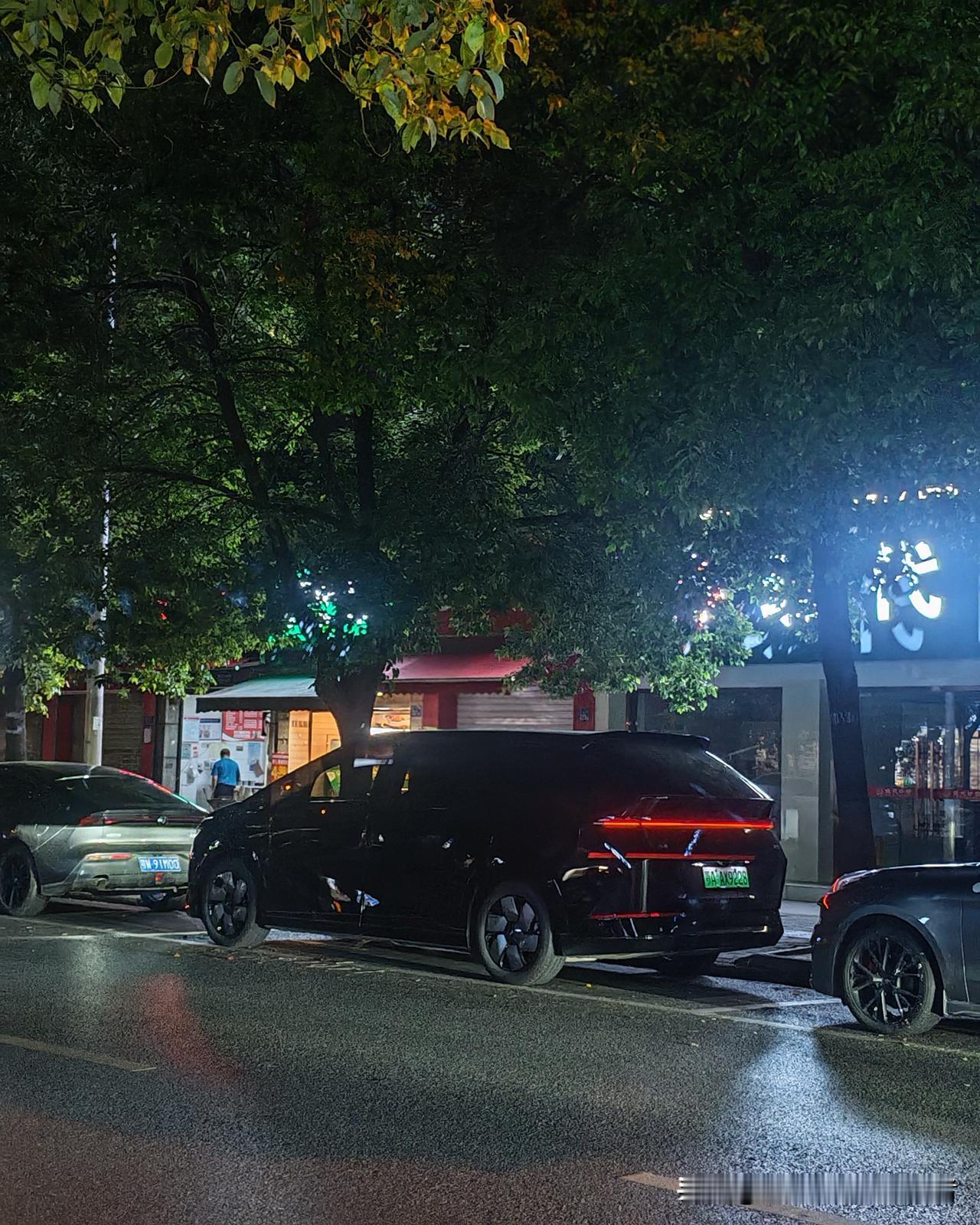 陪着孩子上补习班，他在楼上听课，我在楼下等着。

书包里装着水杯、外套，还有刚买