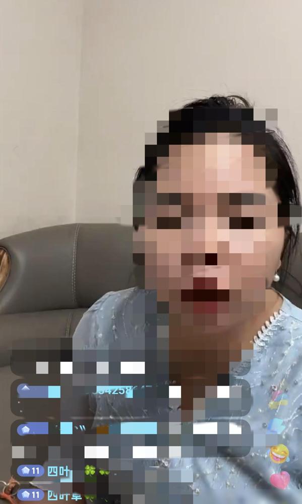 农村四哥前妻在直播间谈到了自己广西的大女儿方小菲，不禁流下眼泪！

说真的，身边
