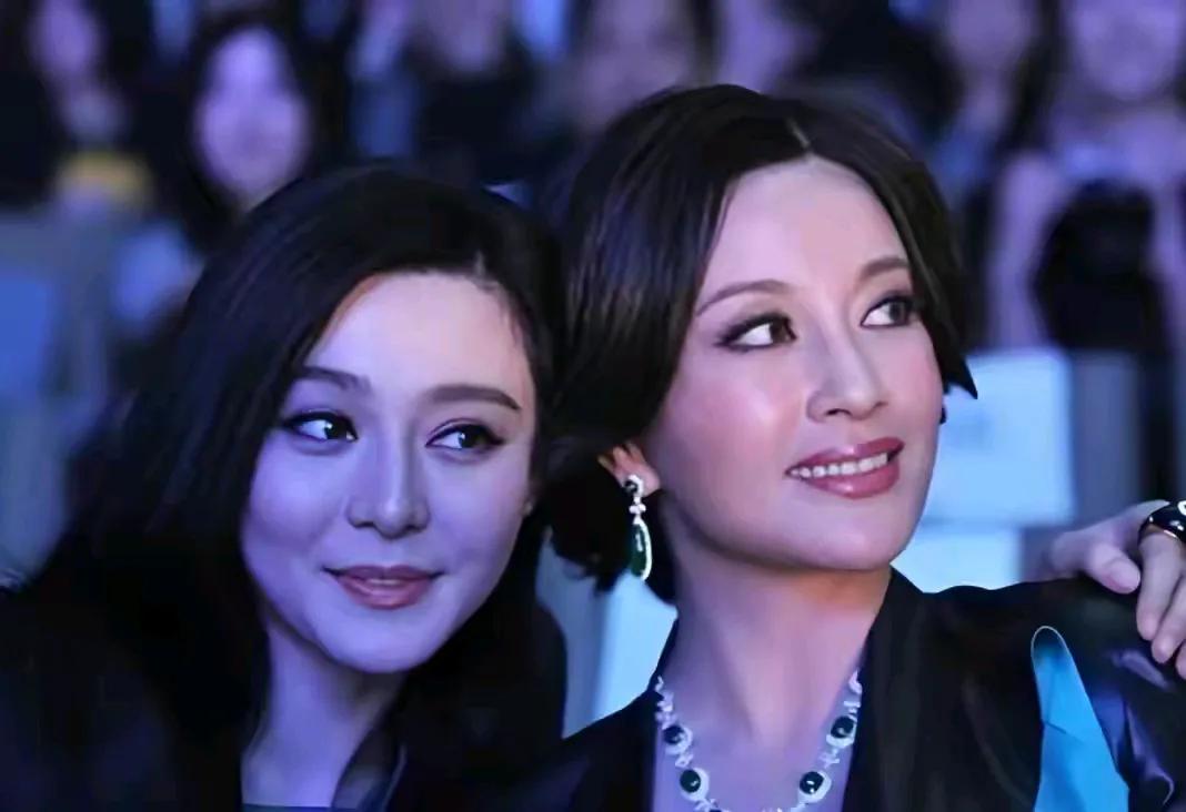 是谁说“话题女王”刘晓庆不美啊？看看两代女演员的二美合影。刘晓庆与小三十岁左右的