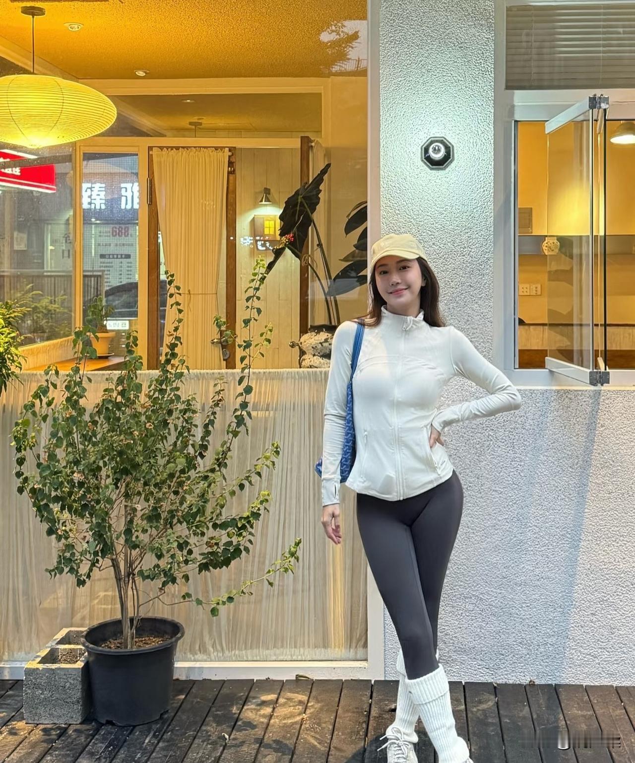 爬山后，遇到一家不错的店
这里不仅咖啡好喝，蛋糕好吃
装修风格也不错！