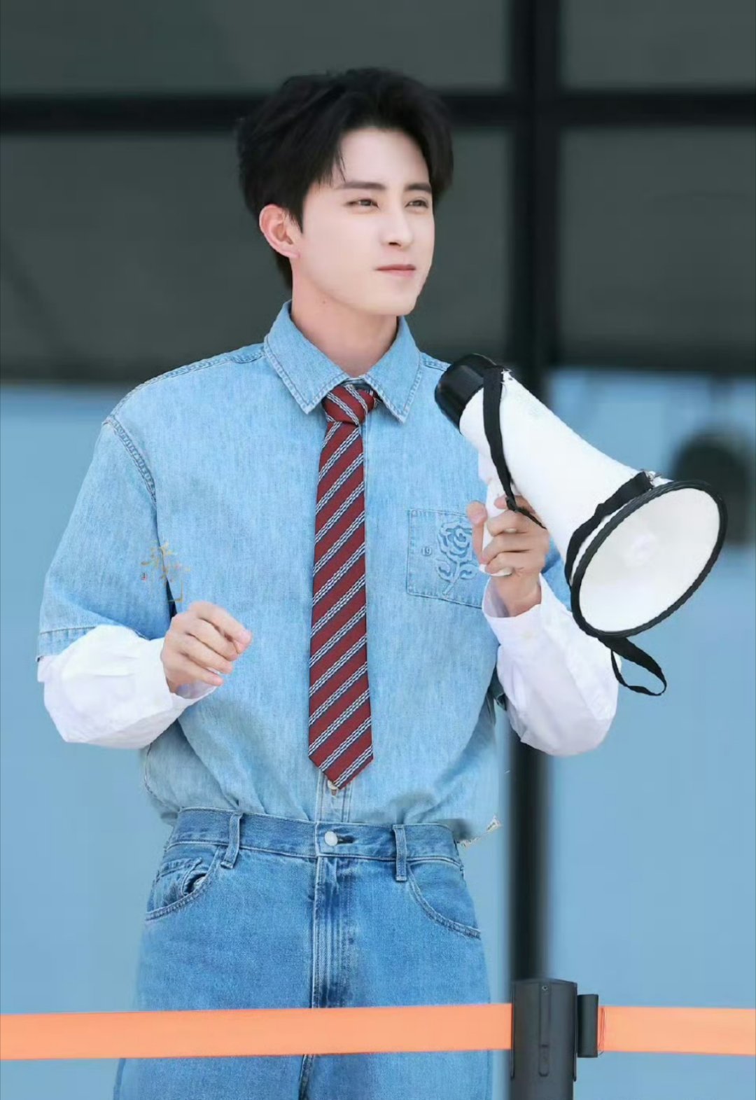 李昀锐敖瑞鹏剧宣又撞衫了，甚至又是牛仔套装，该说帅哥的眼光总是相似的吗