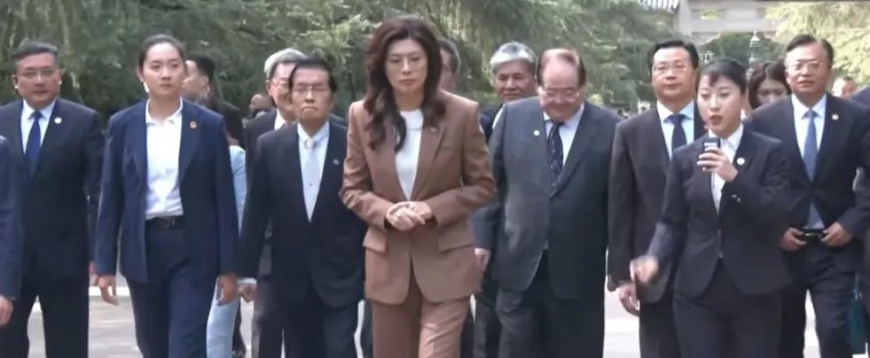 郑丽文率团拜谒中山陵，负责郑丽文安保的是中国第一女保镖严月霞。

严月霞，河南人