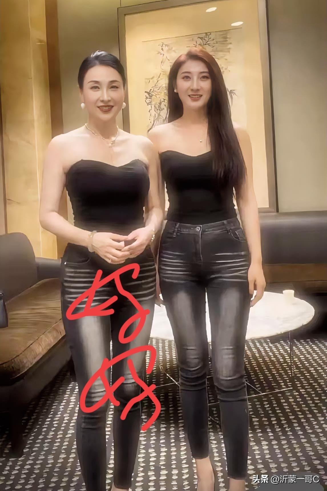 她妈妈比女儿更有女人味！妥妥的都是美人胚子。气质优雅，一脸温柔，阳光灿烂，温暖了