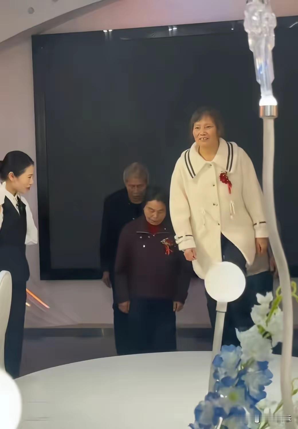 不要再嫌弃自己的父母在婚礼上穿得不体面给自己丢脸了！

其实看得出来，妈妈已经是