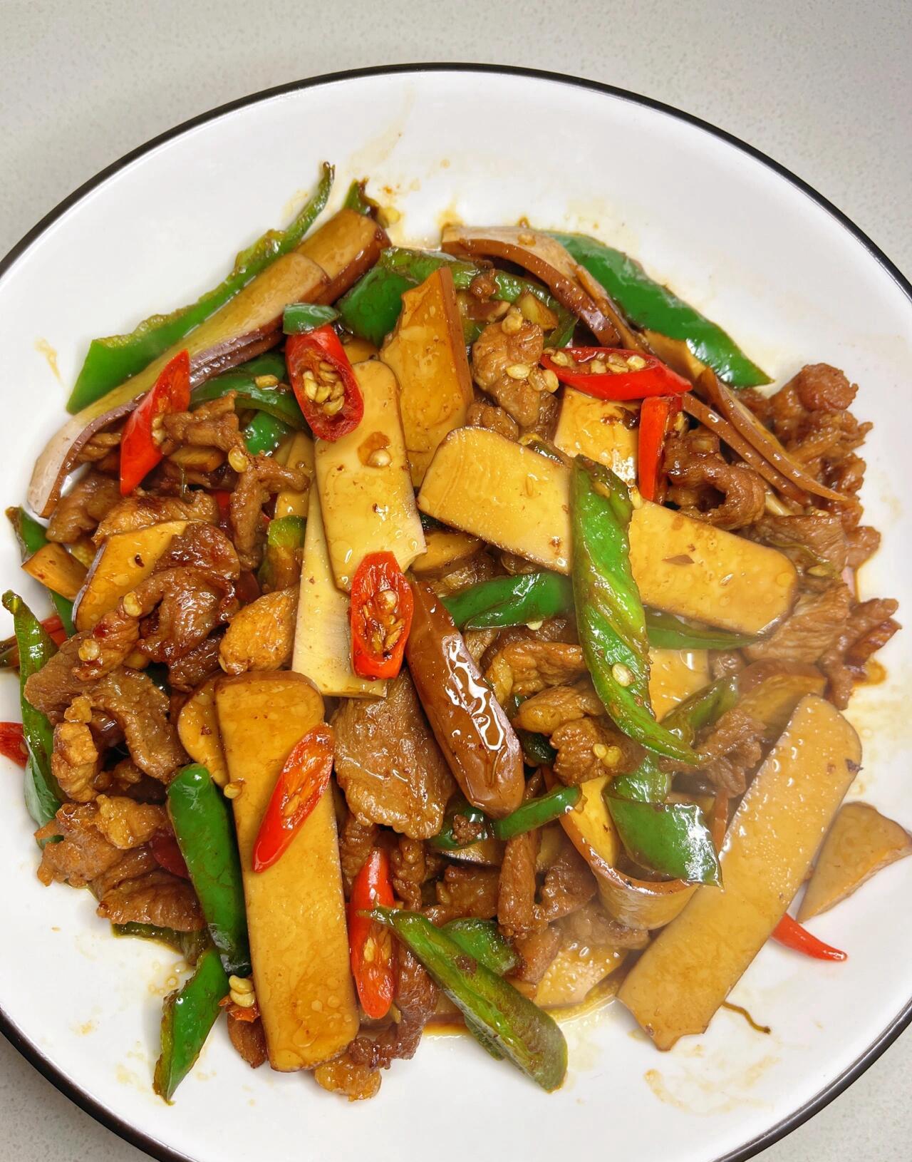 超级下饭的减脂家常菜，一周五天全靠它撑起饭量。

星期一，豆干炒肉，瘦肉和豆