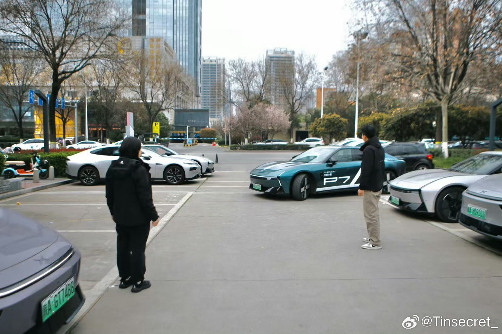 小鹏P7黑白红新色20.38万起 终于等到小鹏P7新版型正式上市，20.38万起