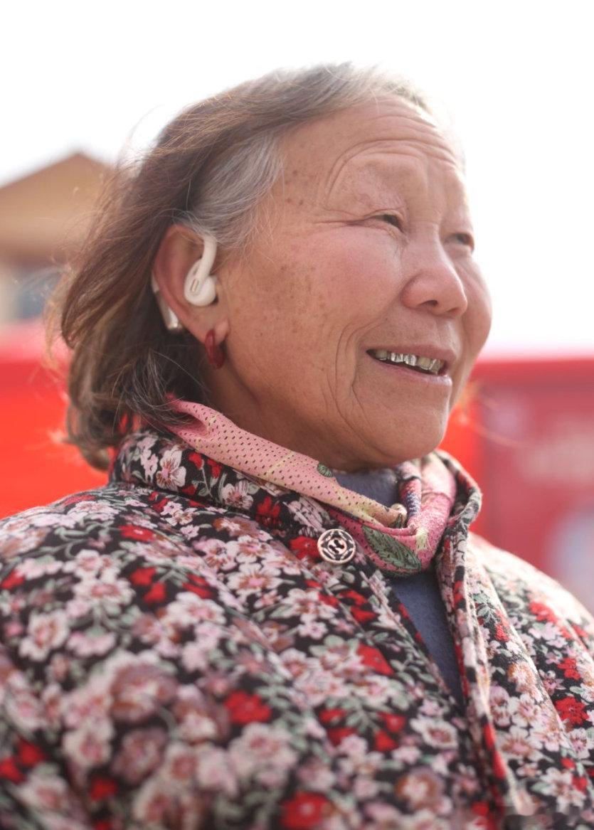 镜头外的温度：科技如何照亮被遗忘的角落我的镜头常对准乡村。我见过太多老人，因为视