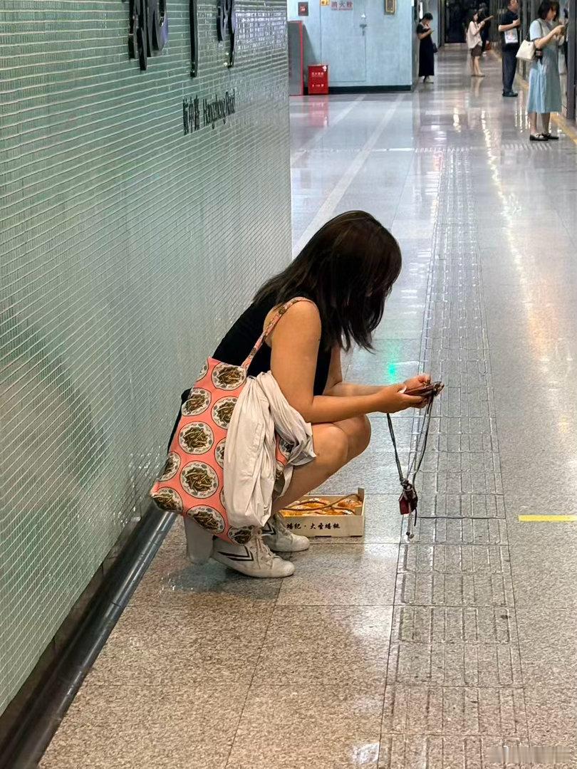遇到一个语言风格特别突出的安检员，拉着我（的包）恳切地说：“就两三秒，就两三秒就