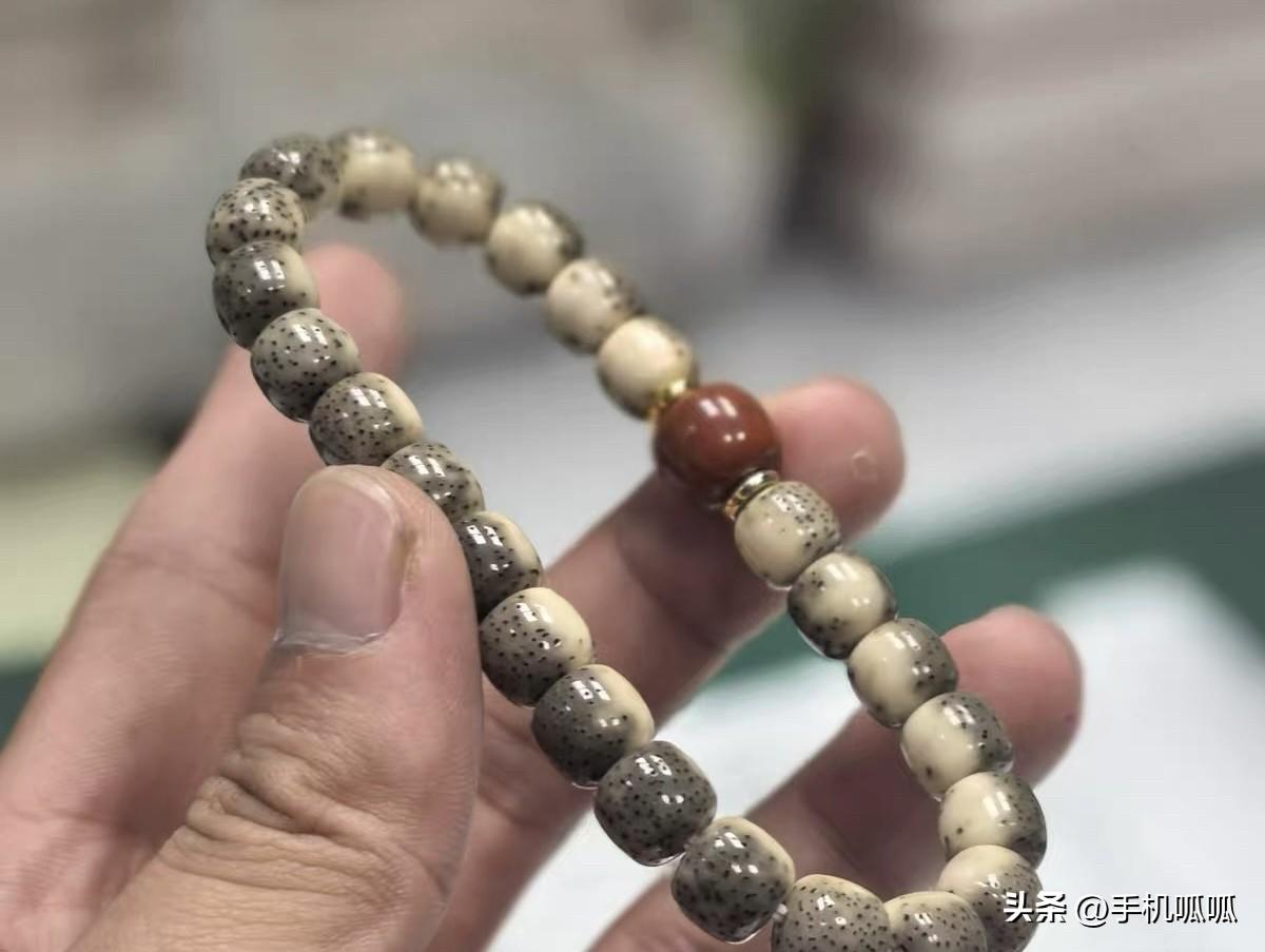 懂星月菩提的朋友给看看，这两款那个更好，分别大概多少钱？求指点[祈祷]