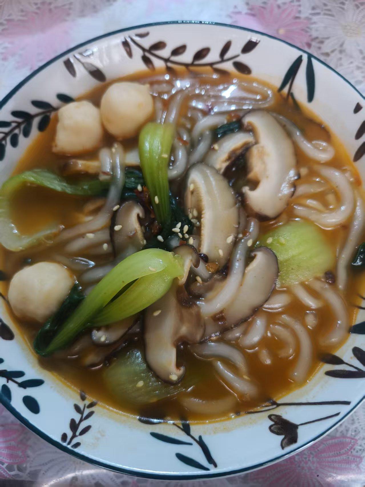 一碗暖心的热汤面，鲜美的蘑菇和蔬菜，温暖你的胃和心。🍜💕