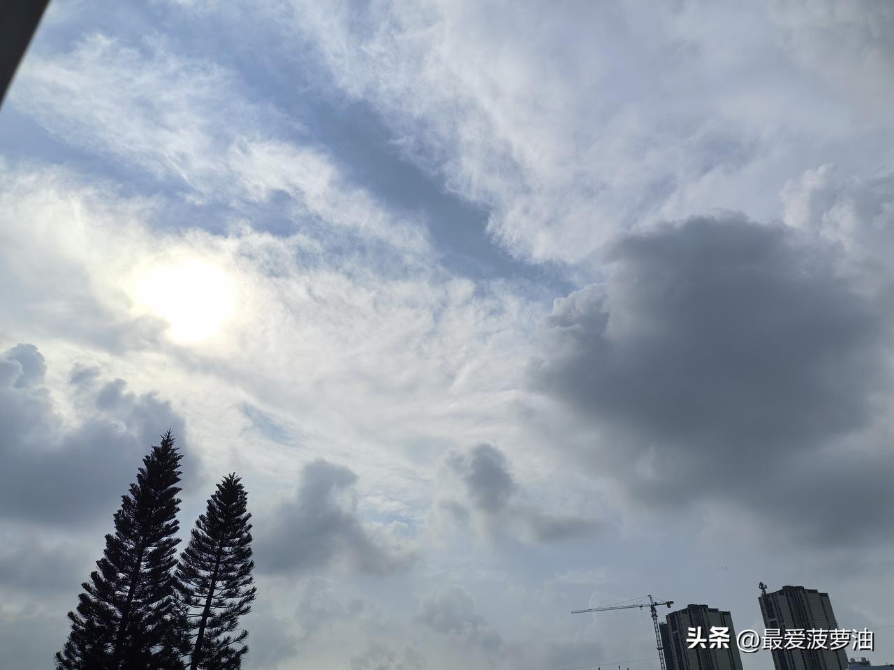 超强台风“巴威”趋向华东沿海，广东高温炎热伴有分散雷雨局部雨势强烈。

超强台风