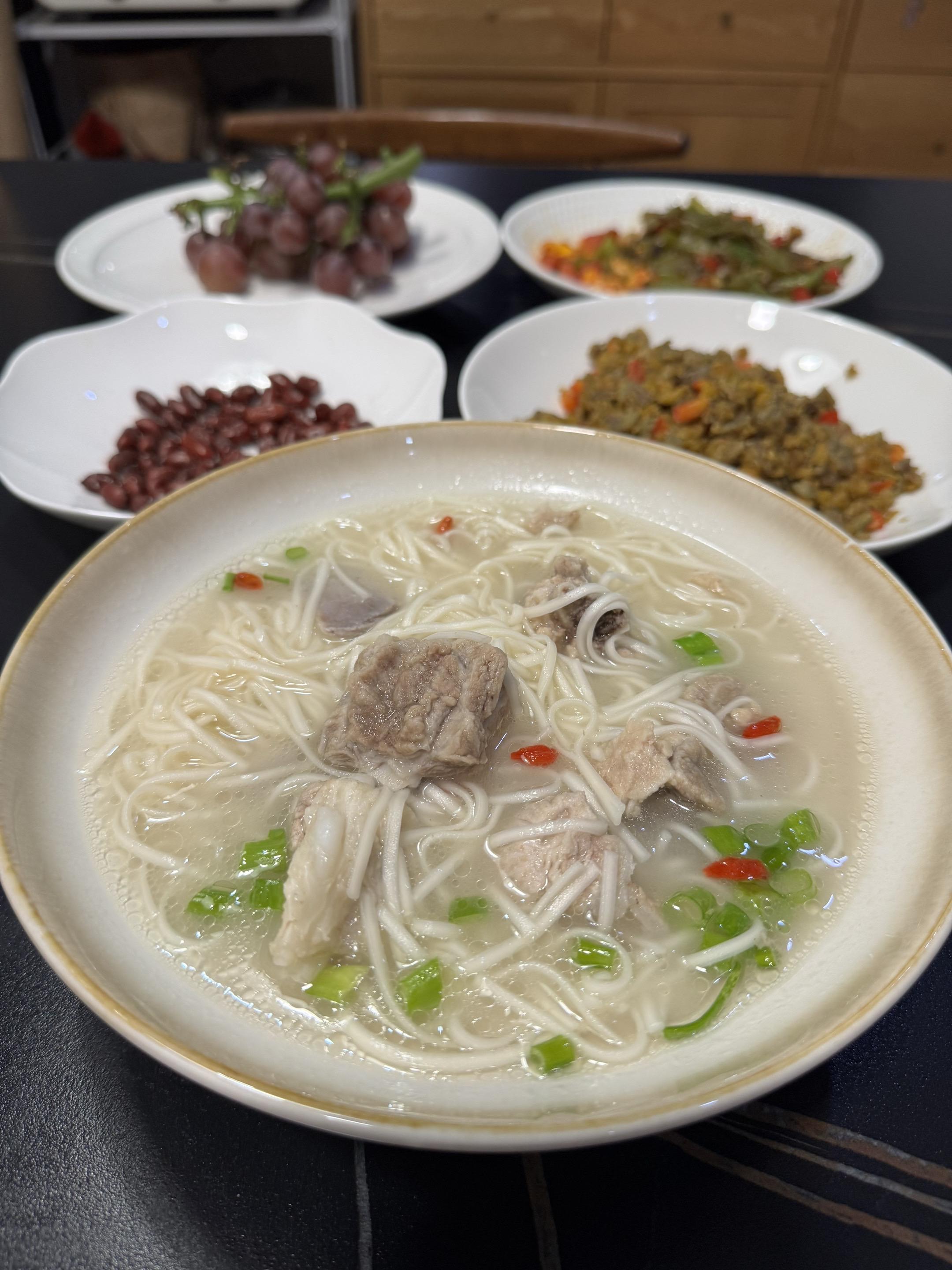 下了班就有饭吃的人，应该感到幸福😊 每天都卡着点， 做好饭，等家人回...