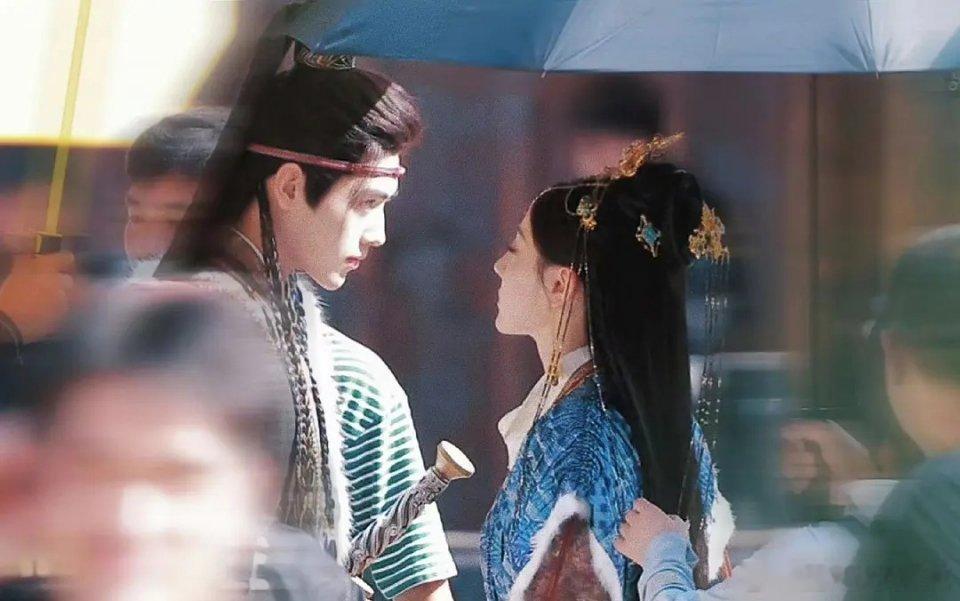 感觉迪丽热巴这一次的妆造还挺好看的，陈飞宇长的也不错，颜霸组合 ​​​