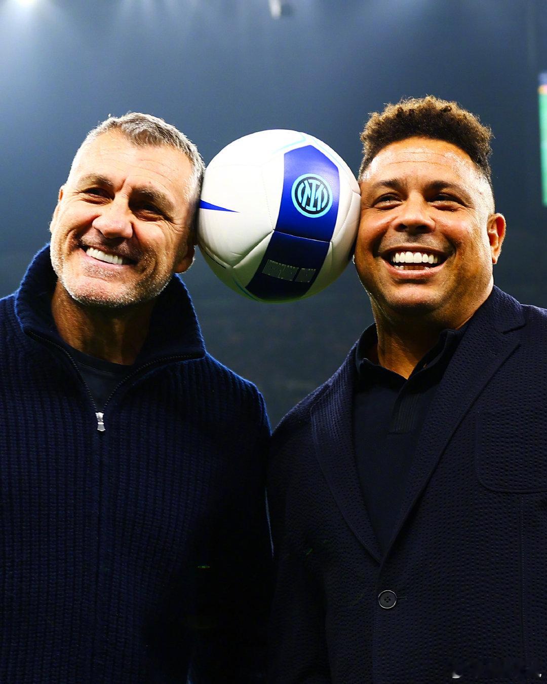 【罗纳尔多和维耶里，昔日国米锋线搭档重回圣西罗】欧冠联赛