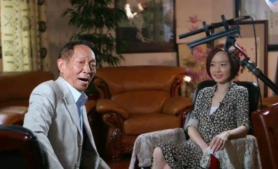 2008年颁奖典礼后台，鲁豫把话筒递到袁隆平面前：“您知道巩俐吗？”老人推了推眼
