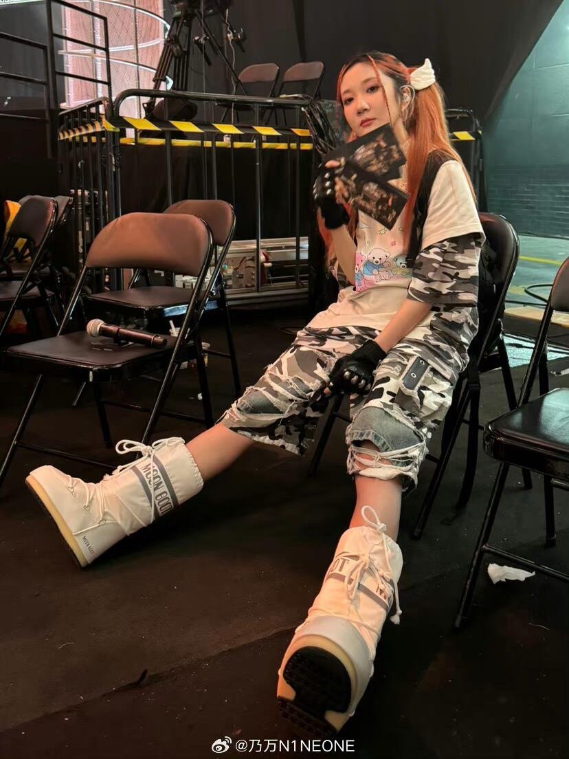 车澈乃万街头拥抱这是传恋情了吗？他不是有老婆吗？车澈成立的新厂牌首签艺人就是乃万