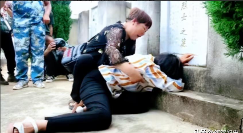 1984年深秋的豫西农家小院，新媳妇谢玉花攥着丈夫王长献的诀别信恸哭的场景，成为