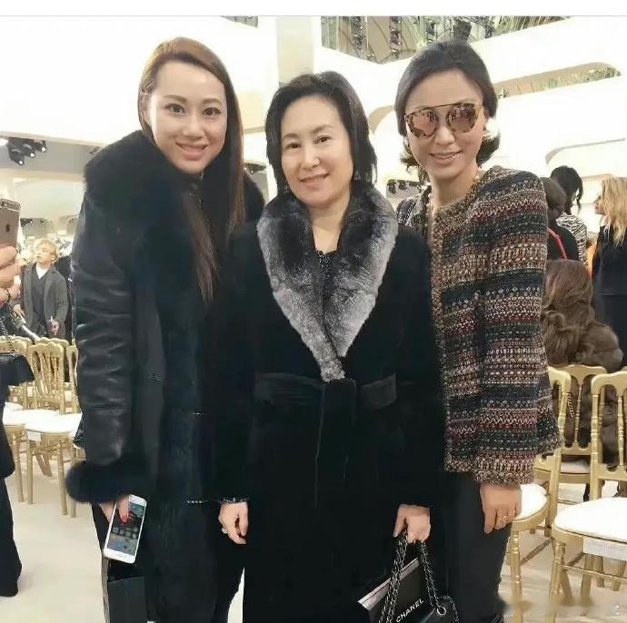 这呢子大衣她穿了30年了吧，所以说富婆并不在乎衣服吗？  