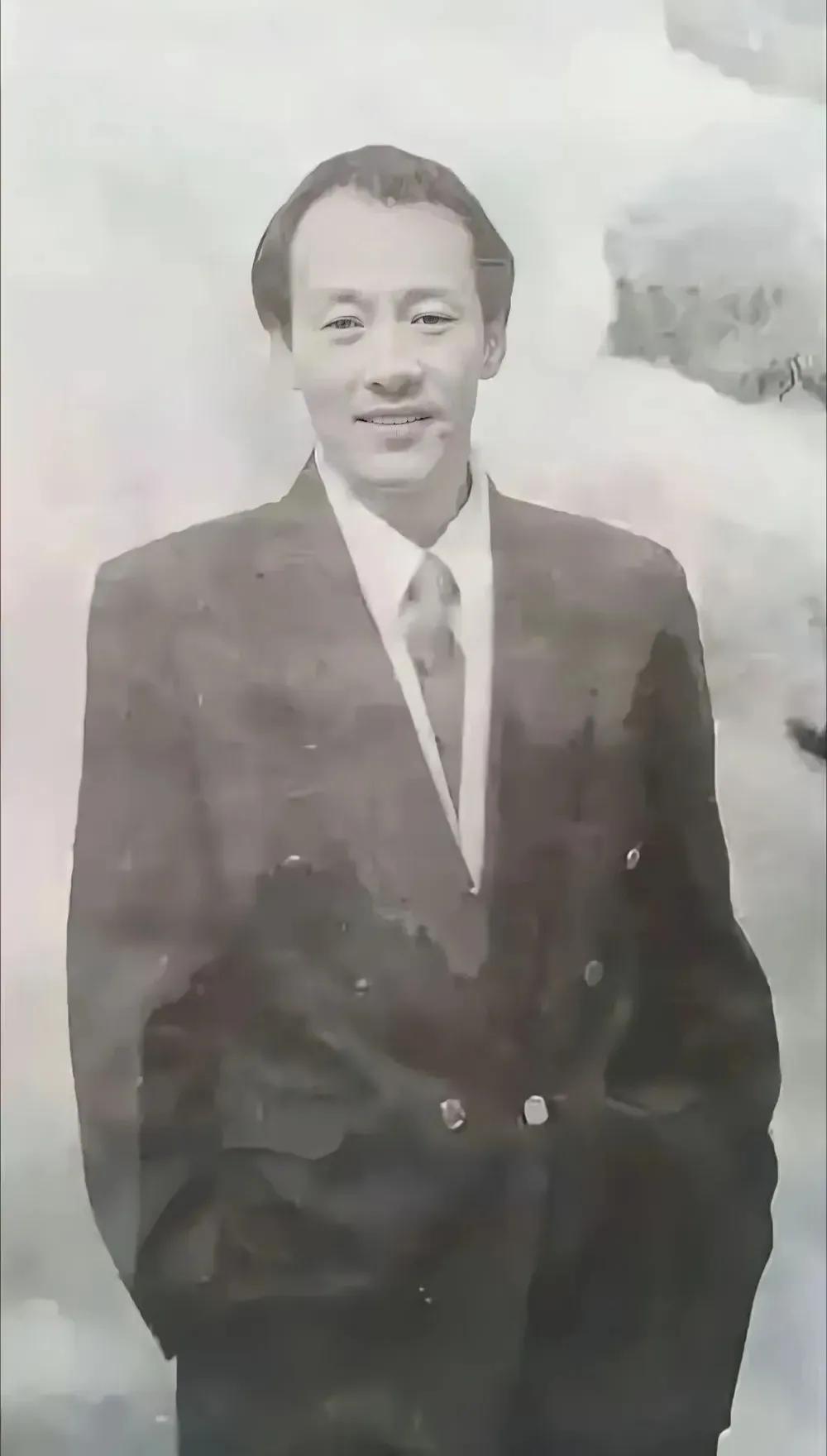 他，年轻时算不上帅，但他称得上知名演技派演员。你知道他最擅长演什么吗？[呲牙]他