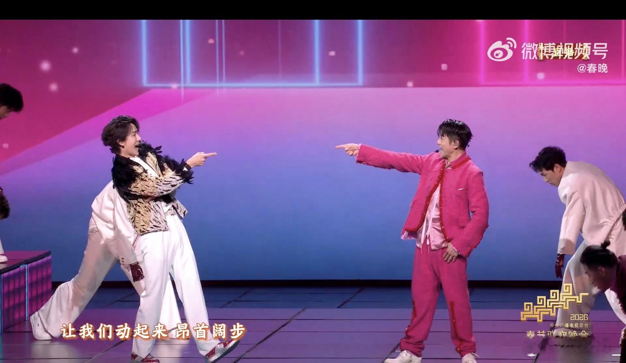 王一博郭富城炸场帅的帅的两代男神同台，都帅！动起来，为新的力量喝彩！汉堡杨 春晚