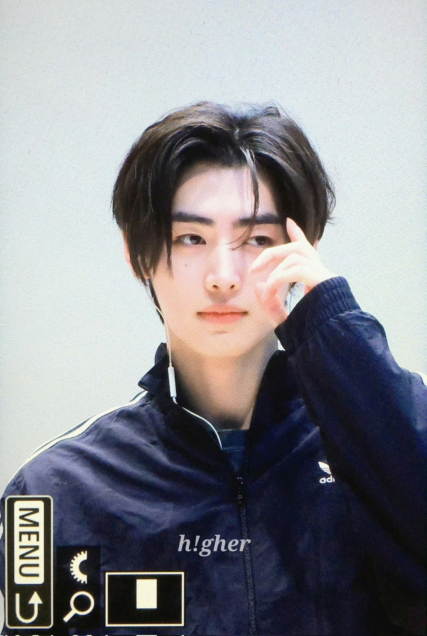 一模一样的妆造训训像在校门口逮违纪学生的 村儿叼个棒棒糖都像叼烟……..….. 