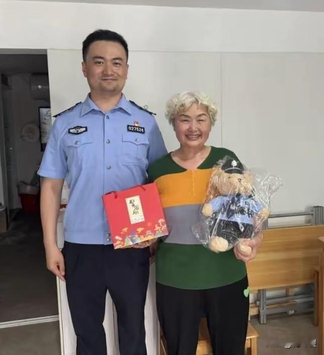 这也太不可思议了吧？71岁刘德芳老人家勇救落水人员，并且落水者是位男子，这老太太