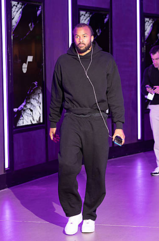 已摘掉护具，明日战公牛出战成疑！ 