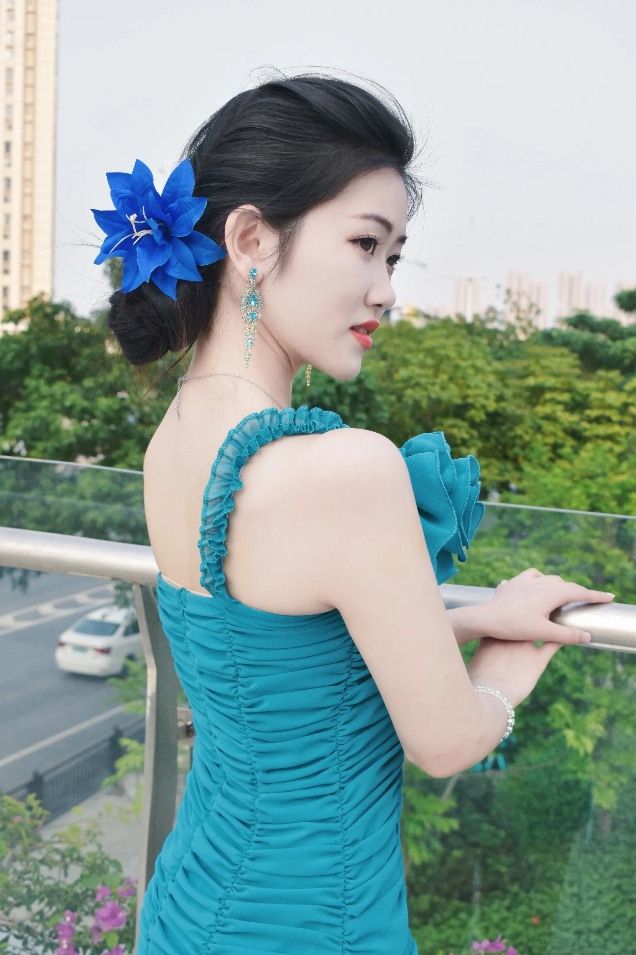 人特别弱 动不动就泪涔涔 人特别强 泪涔涔也在往前