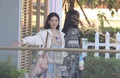 高叶祝绪丹宋妍霏把饭撒当军训 高叶祝绪丹宋妍霏太绝了，把饭撒玩成军训现场，镜头一