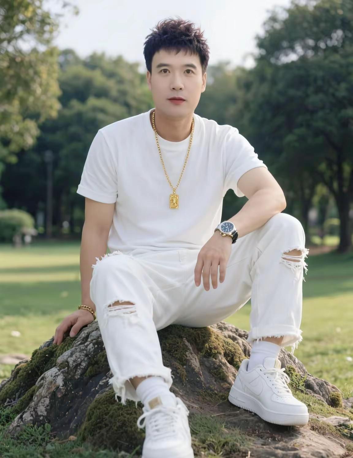 广州市，白云区！这身白衣服，是准备去参加“白云区白衬衫大赛”吗？坐在公园里，仿佛
