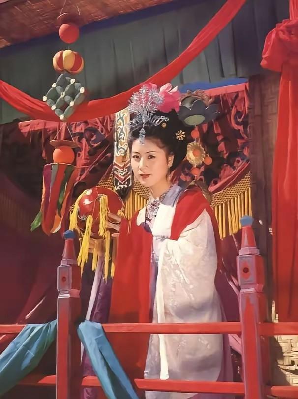 别再可怜殷温娇了，她根本没“忍辱负重”。
翻开明代法律，寡妇改嫁完全合法。
但理