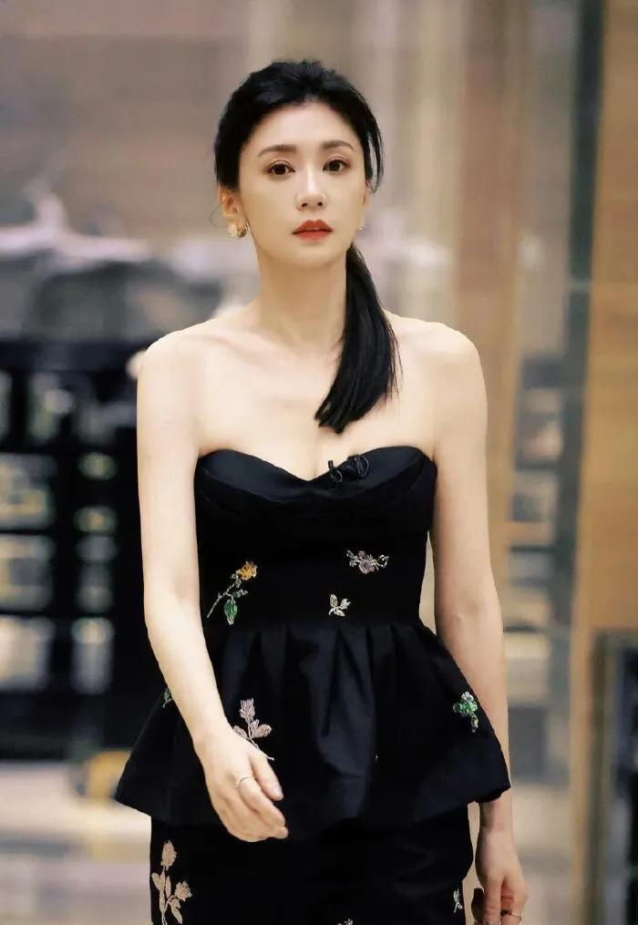 除了个子不高，贾静雯这颜值和状态比大多数的年轻女演员都好太多了！这哪像一个50岁