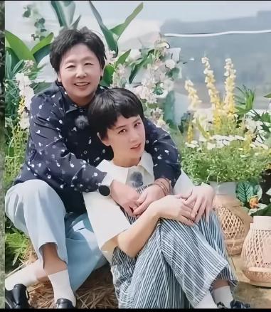 小时候的黄圣依与母亲