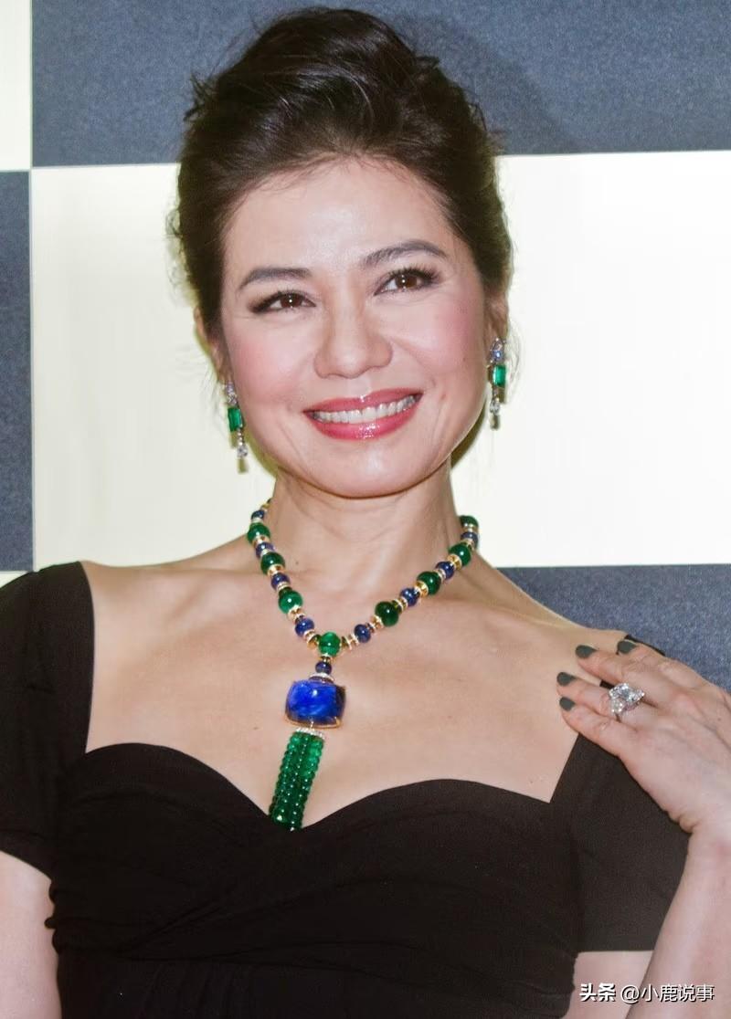 当年香港娱乐圈谁不认识钟楚红，多少富豪砸钱追她，她看都不看一眼。事业最火的时候直