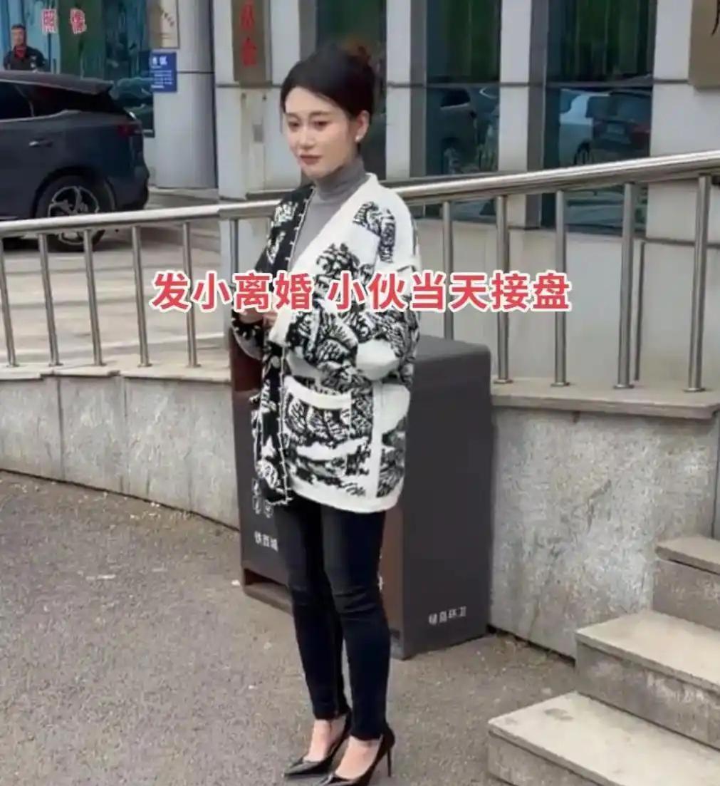 民政局门口，一对从小一起长大的发小，办完了离婚手续。
 
女人走出大门，眼神茫然