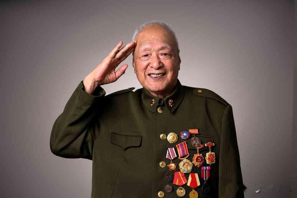 坑道余生，一诺七十载！老兵解立松常年伫立陵园，等候异国战友归乡
 
解立松，男，