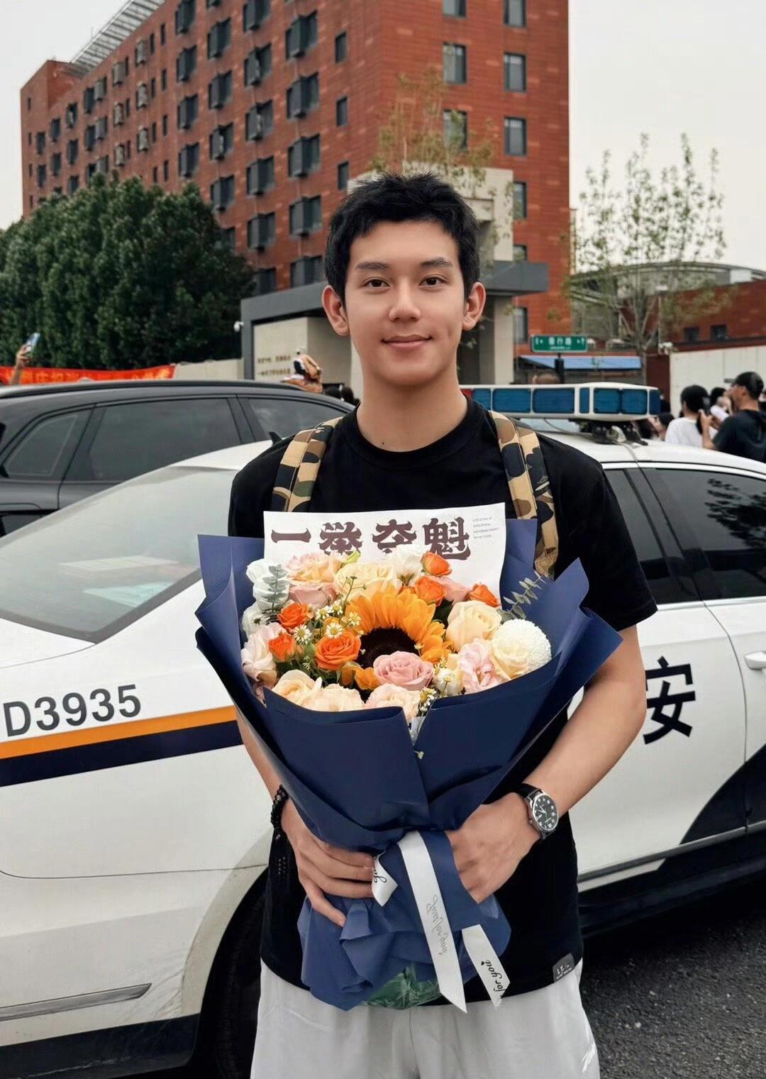 林沐然演吴磊小时候别说林沐然眉眼之间和吴磊真的蛮像的！眉眼间的青涩和倔强和吴磊高