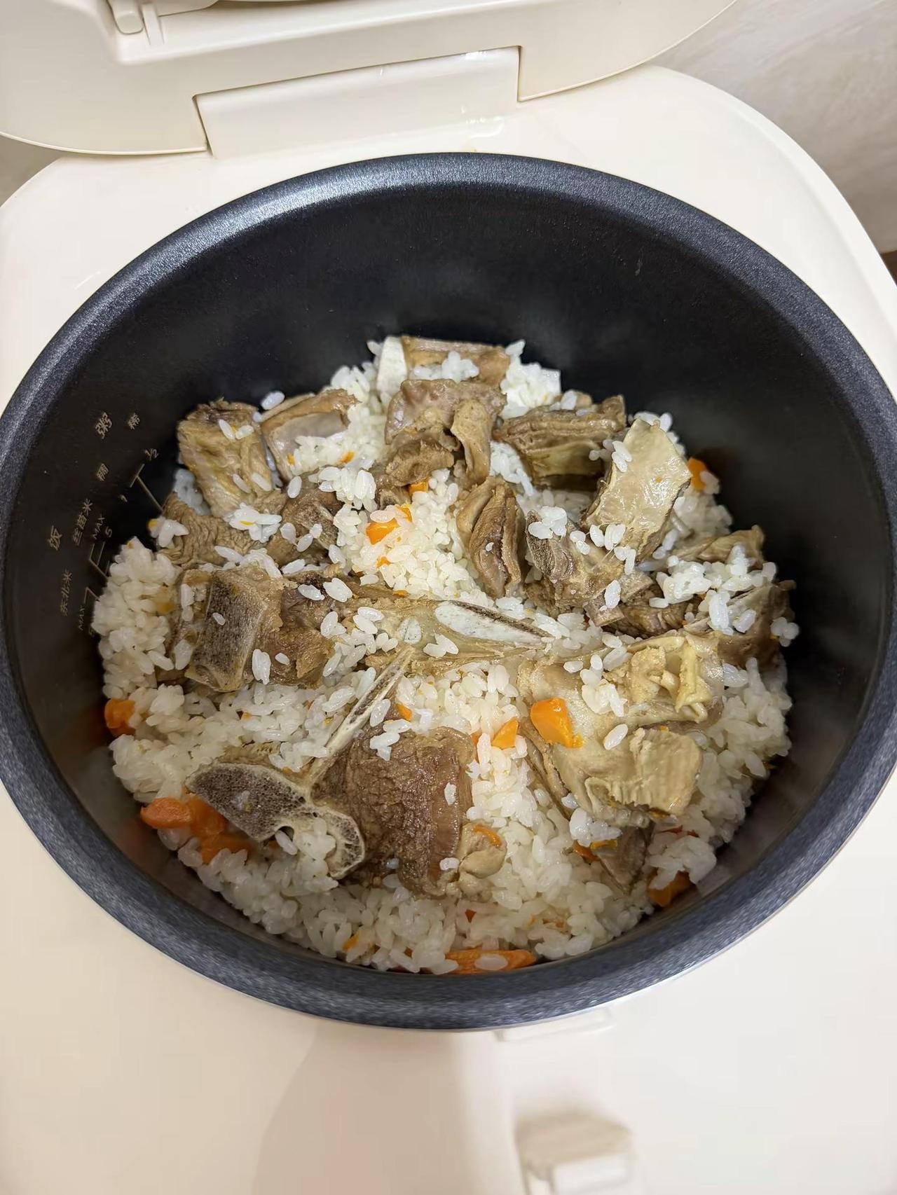 首创疆式小锅抓饭 يېڭىدىن بارلىققا كەلگەن شىنجاڭچ