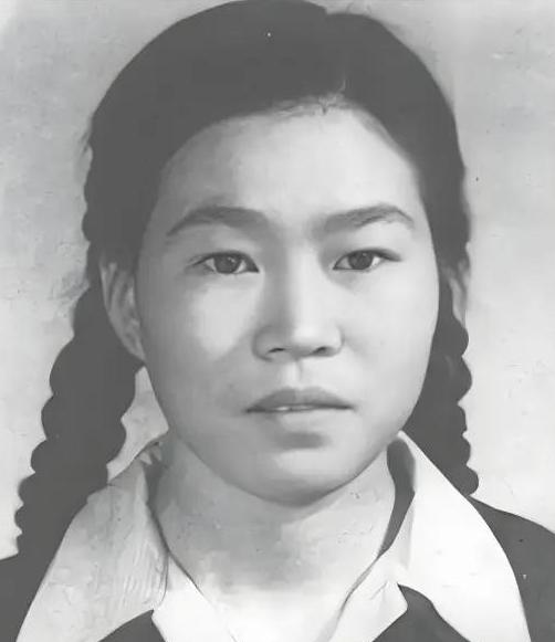1972年，彭德怀病重，侄女彭梅魁辗转找到浦安修，低声提出一个请求：写封信，求周