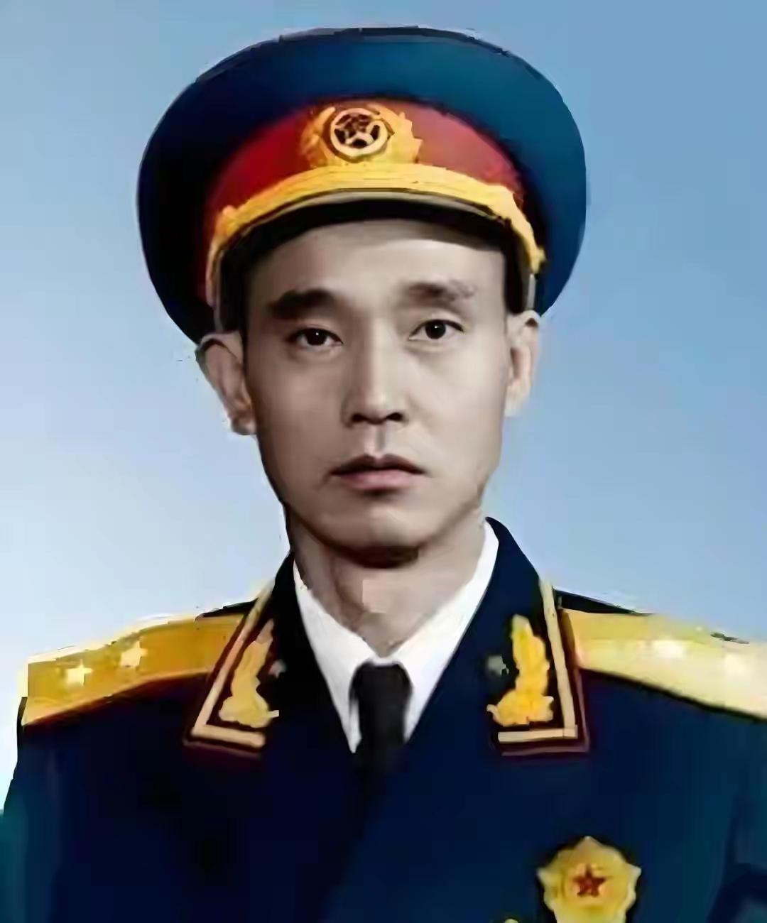 身上有50多处伤痕的开国中将，也最年轻的开国中将。19岁担任师长，作战时身先士卒