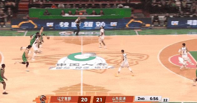 赵继伟快攻献神仙背传 莫兰德空篮失手错失佳球

辽鲁大战次节上演神仙传球名场面！