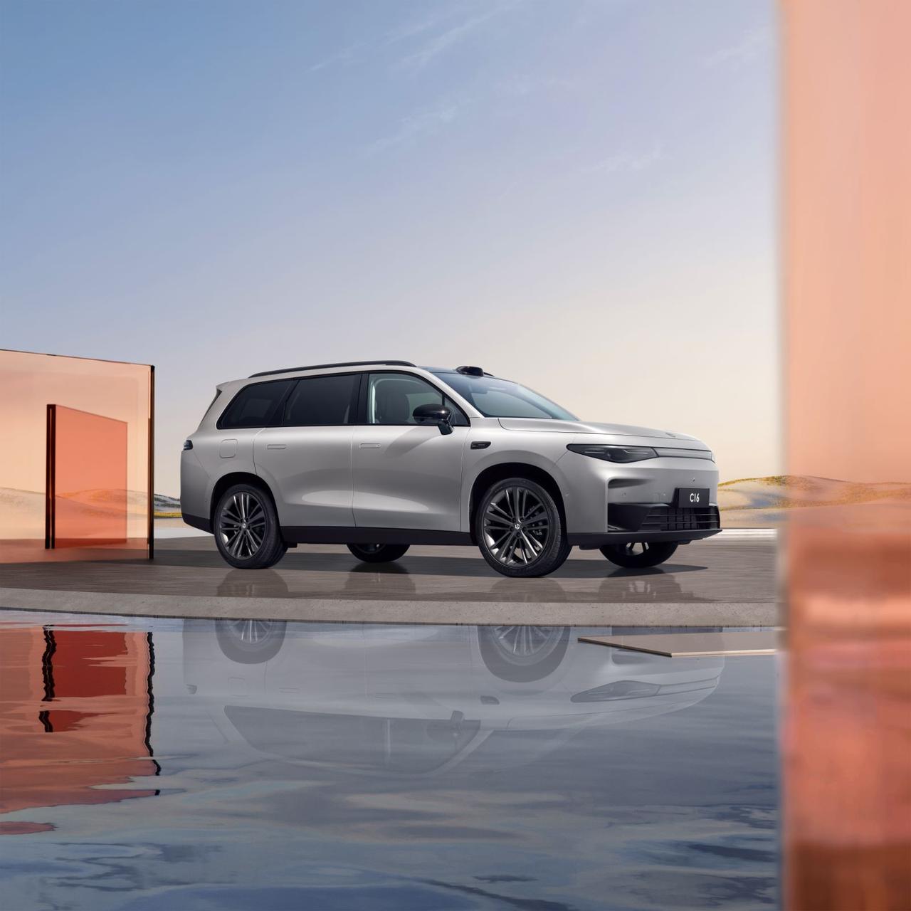 机器人“上门”给汽车充电，应该不会大面积普及，只是应急场景的补充。毕竟，大部分开