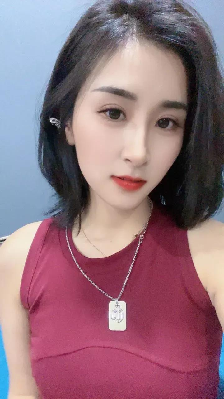 前两天回老家，正好赶上隔壁张大叔给儿子娶媳妇，结婚当天，我问旁边的人上礼的地方在