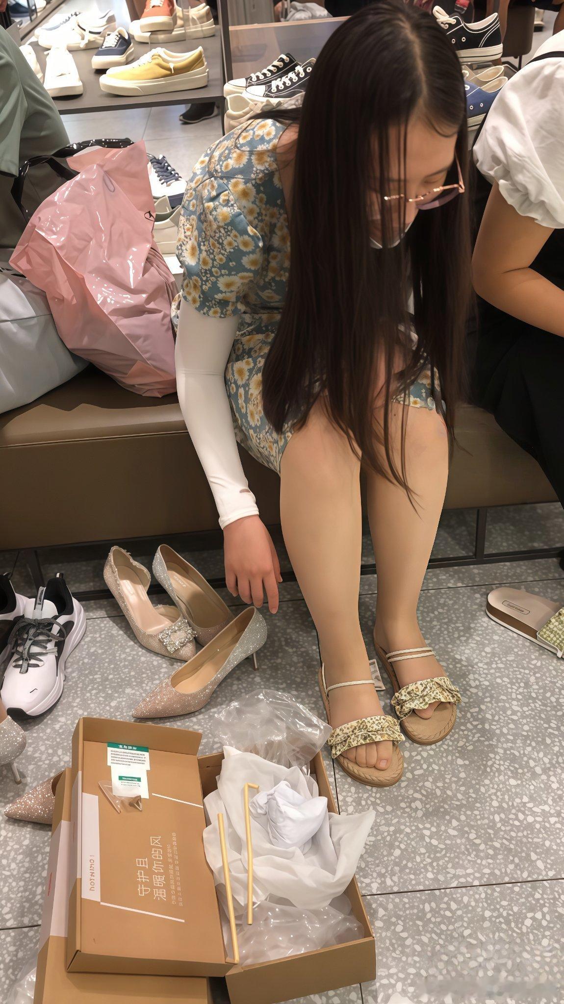 店内试鞋，哪款鞋子与丝袜更搭呢？ 