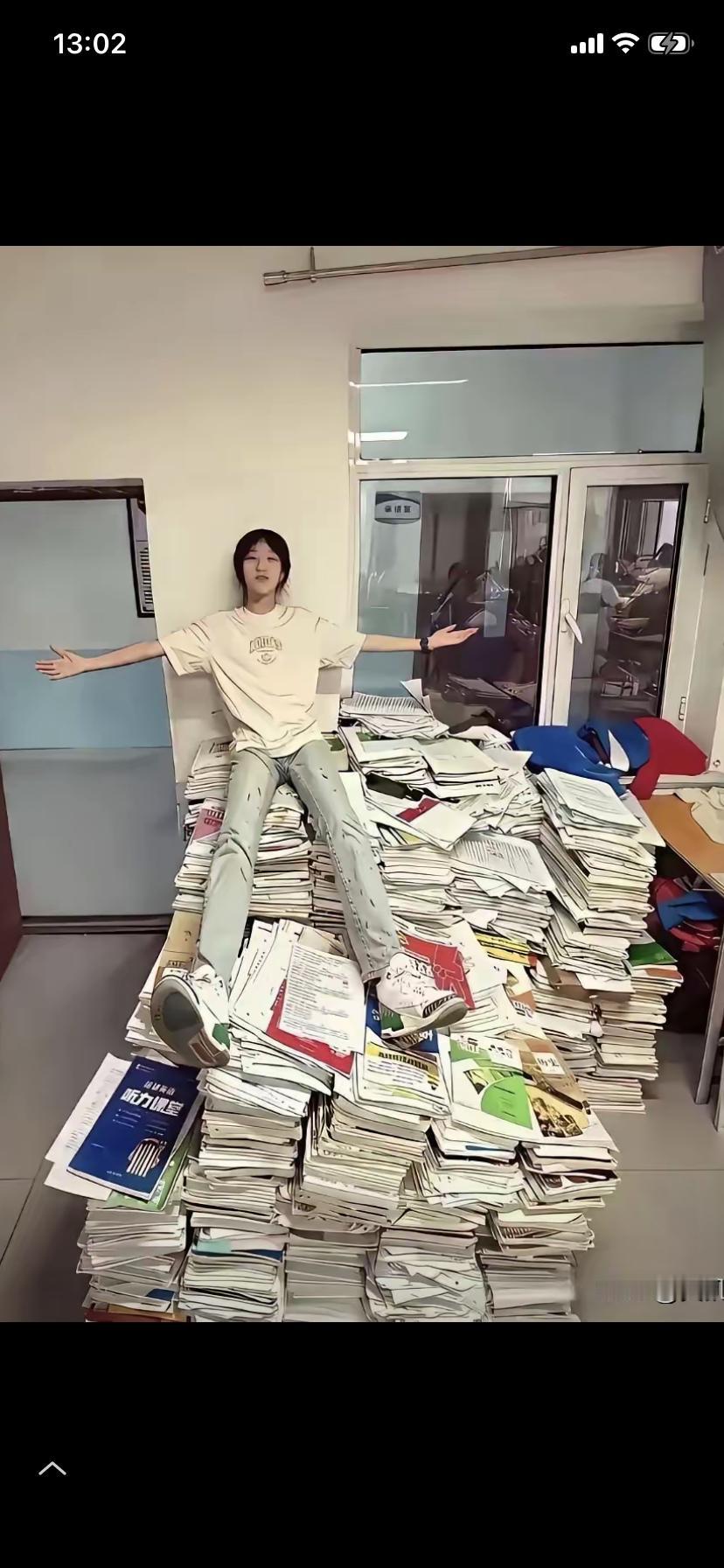 这是考生初中到高中的所有学习资料
昨天下午拍下这张照片后
全部被清理了
孩子平时